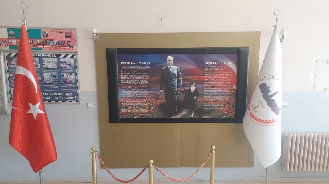 Bina girişinde Atatürk, 15 Temmuz ve Değerlerimiz köşelerinin oluşturulması